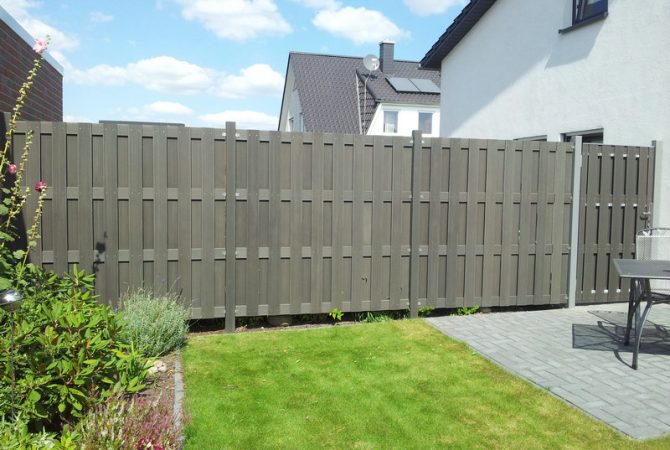 What is the cheapest fence to buy?