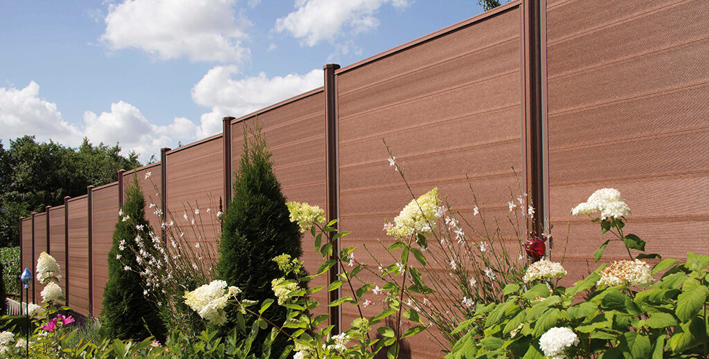 Why Is Plastic Wood Fence The Main Material For Design Gardens