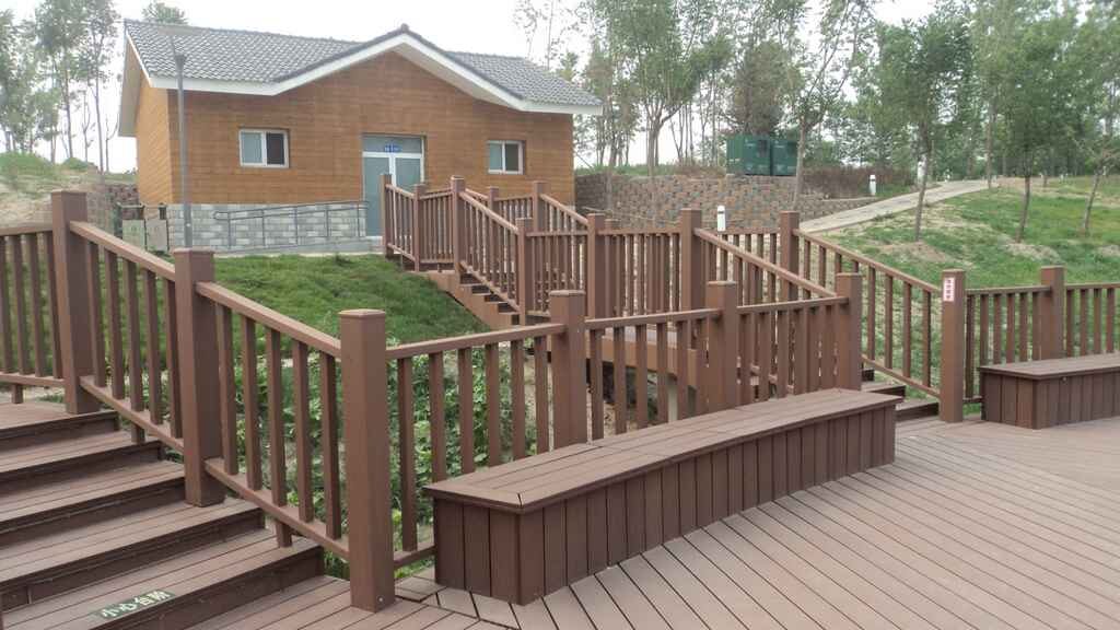 Why Is Plastic Wood Fence The Main Material For Design Gardens