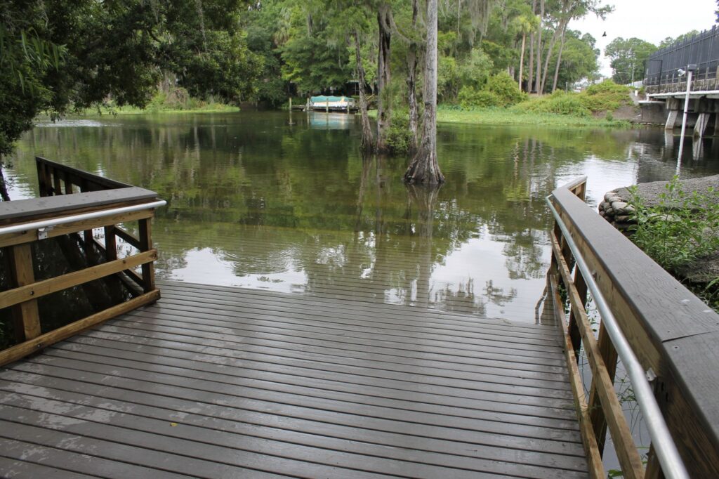 Why More And More People Choose To Lay Wood-Plastic Deck?